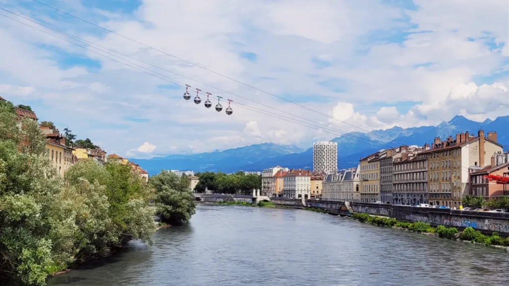 Photo de Grenoble - Avocate en droit privé et droit public de l'immobilier - Elise Nallet Rosado